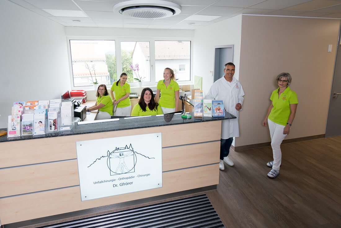 Unfallchirurg & Orthopäde Hechingen - Gfrörer - unser Team am Empfang der Praxis
